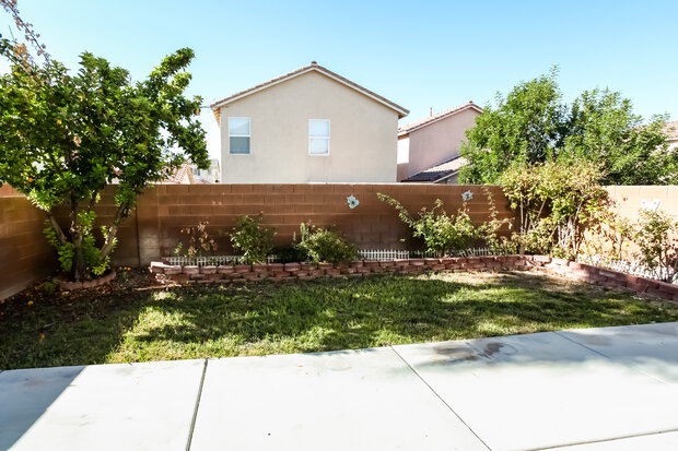 2,180/Mo, 5025 Whistling Acres Ave Las Vegas, NV 89131 Rear View 3