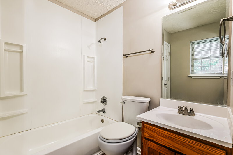 1,865/Mo, 3421 Morgan Trail Jeffersonville, IN 47130 Main Bathroom View