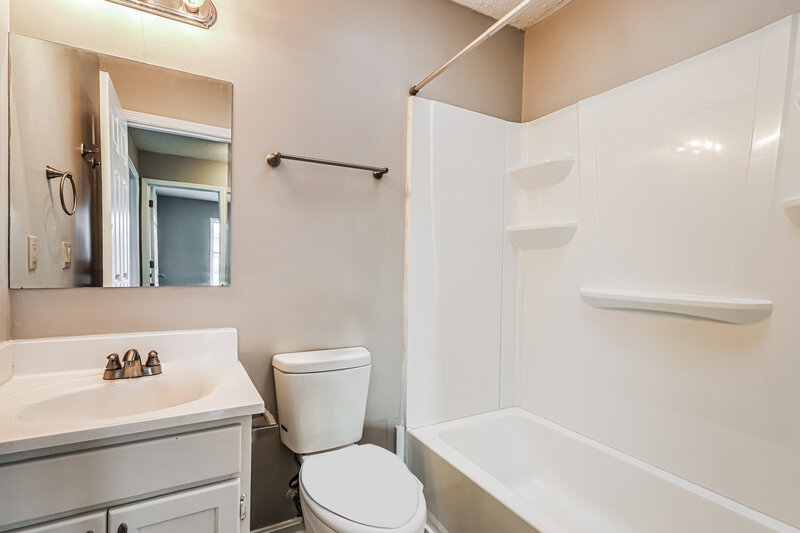 1,865/Mo, 3421 Morgan Trail Jeffersonville, IN 47130 Bathroom View