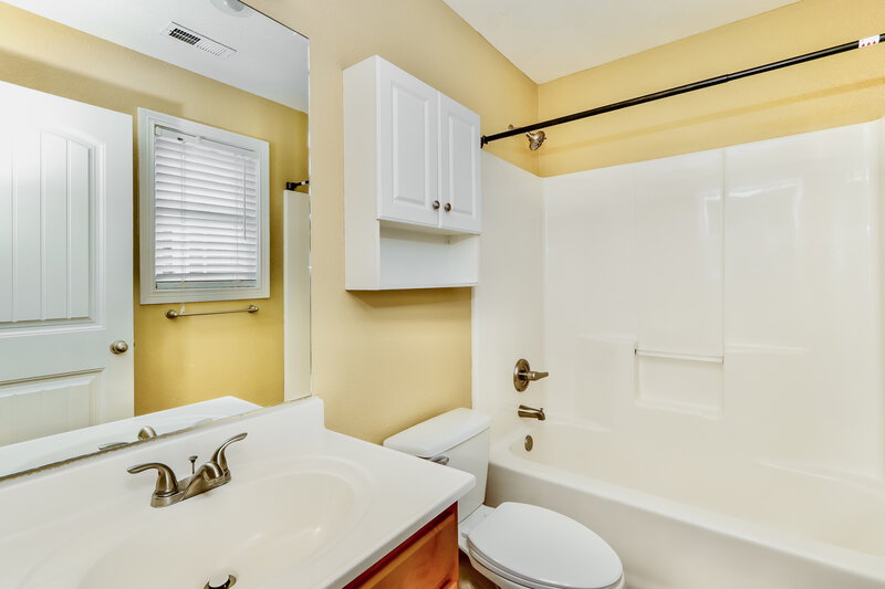 1,505/Mo, 1044 Avondale Ct Jeffersonville, IN 47130 Main Bathroom View