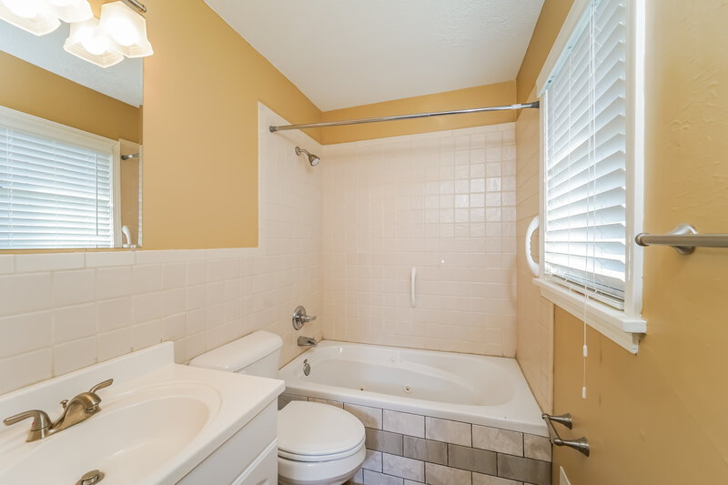1,760/Mo, 6506 Missionary Ridge Dr Pewee Valley, KY 40056 Master Bathroom View
