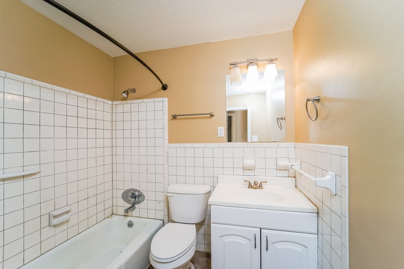 1,760/Mo, 6506 Missionary Ridge Dr Pewee Valley, KY 40056 Bathroom View