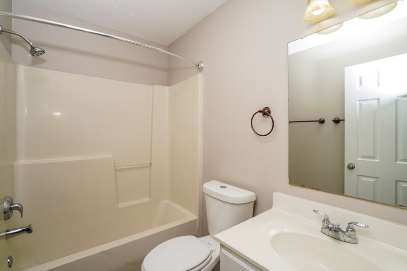 1,740/Mo, 5215 Oldshire Rd Louisville, KY 40229 Main Bathroom View