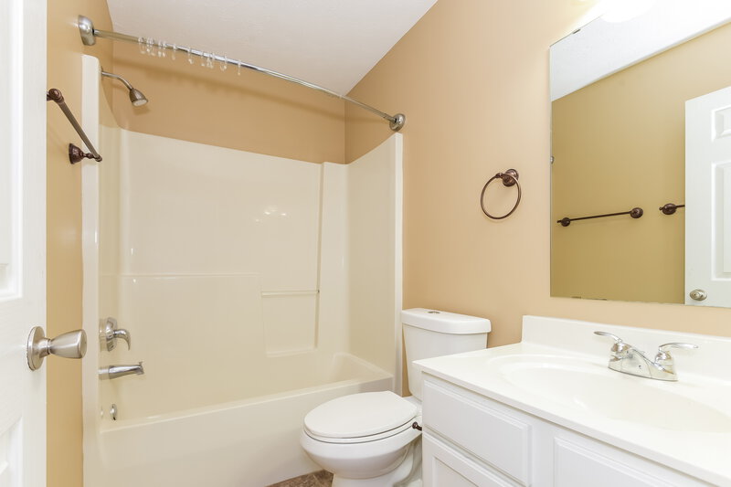 1,740/Mo, 5215 Oldshire Rd Louisville, KY 40229 Bathroom View 3