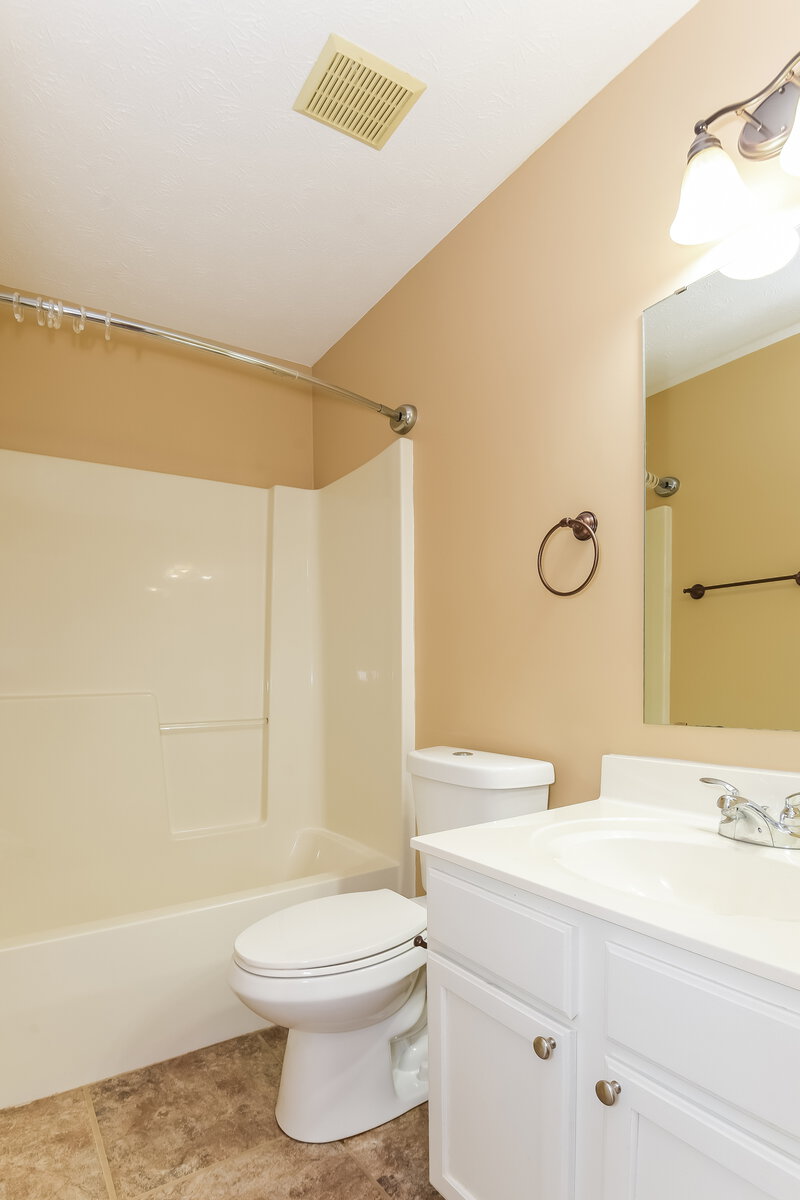 1,740/Mo, 5215 Oldshire Rd Louisville, KY 40229 Bathroom View 4
