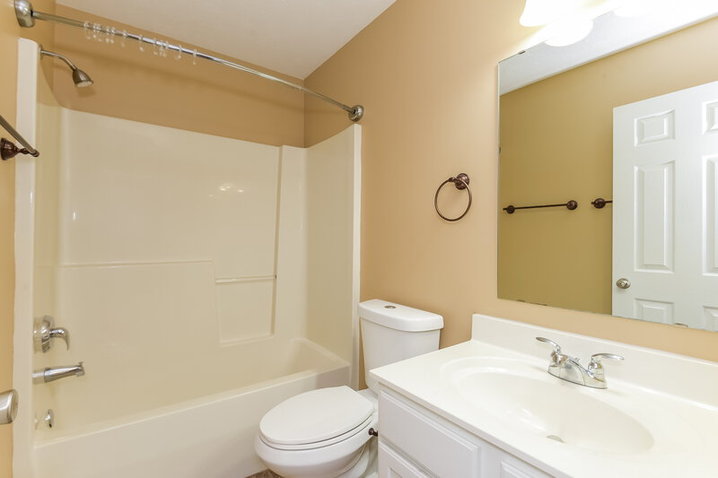 1,740/Mo, 5215 Oldshire Rd Louisville, KY 40229 Bathroom View 5