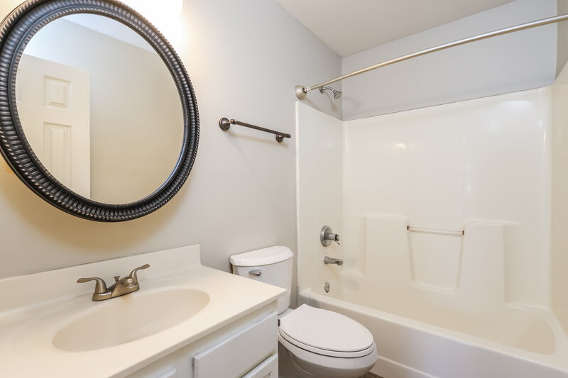 1,895/Mo, 10500 Sandbourne Way Louisville, KY 40241 Main Bathroom View
