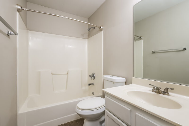 1,895/Mo, 10500 Sandbourne Way Louisville, KY 40241 Bathroom View