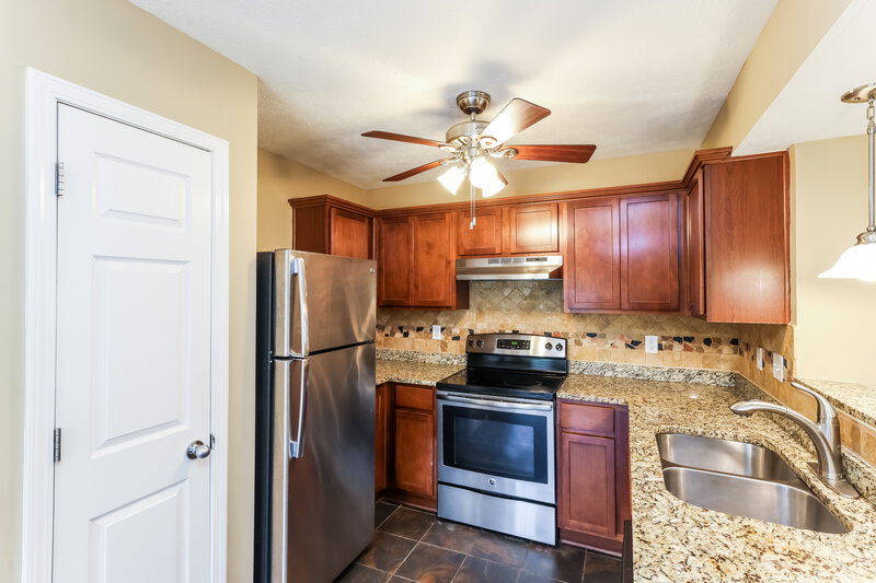 1,845/Mo, 7008 Hollow Oaks Dr Louisville, KY 40291 Kitchen View 2