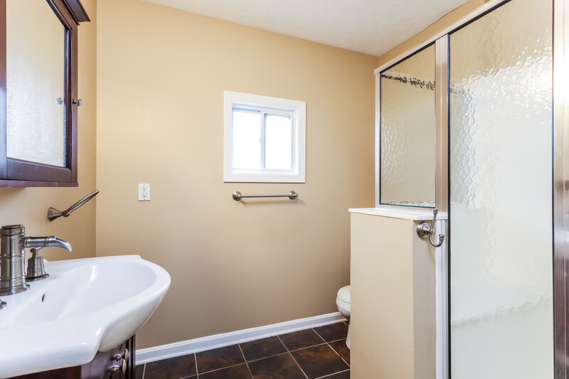 1,845/Mo, 7008 Hollow Oaks Dr Louisville, KY 40291 Main Bathroom View