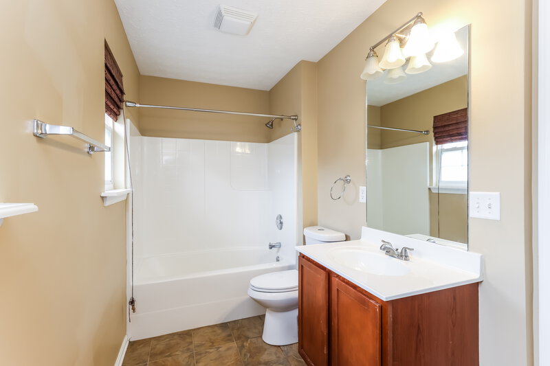 1,845/Mo, 7008 Hollow Oaks Dr Louisville, KY 40291 Bathroom View