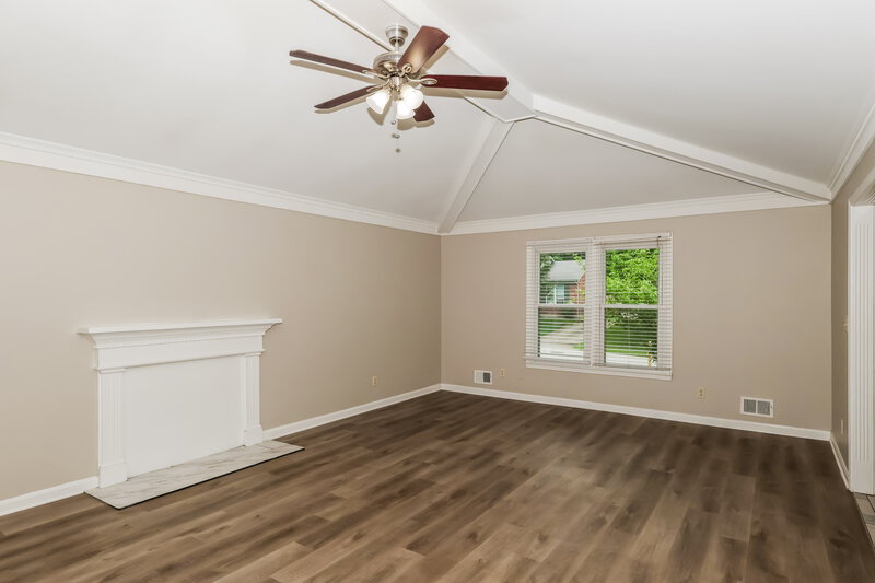 2,250/Mo, 7017 Field View Ct Louisville, KY 40291 Living Room View 2