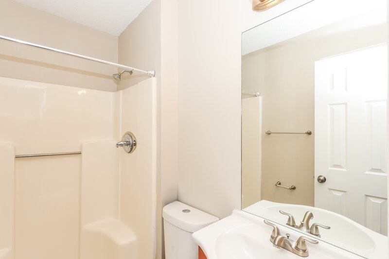 2,250/Mo, 7017 Field View Ct Louisville, KY 40291 Main Bathroom View