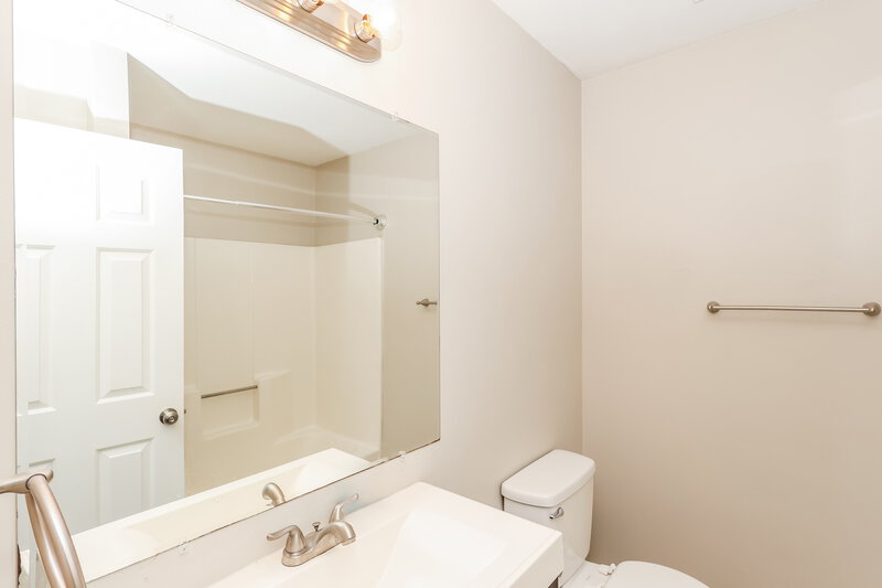 2,250/Mo, 7017 Field View Ct Louisville, KY 40291 Bathroom View