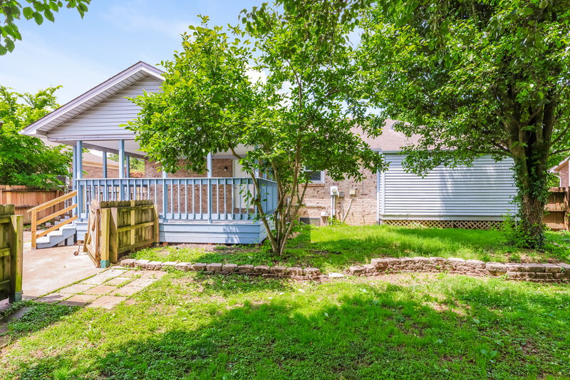 2,250/Mo, 7017 Field View Ct Louisville, KY 40291 Rear View