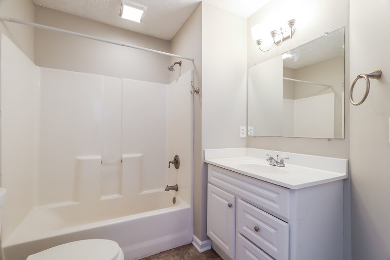 1,837/Mo, 4321 Willow View Blvd Louisville, KY 40299 Main Bathroom View