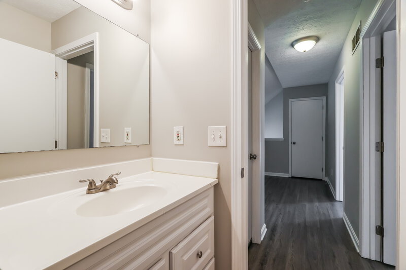 1,837/Mo, 4321 Willow View Blvd Louisville, KY 40299 Bathroom View