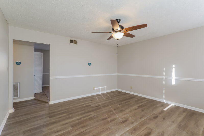 1,895/Mo, 10512 Autumn Creek Pl Louisville, KY 40229 Living Room View 2