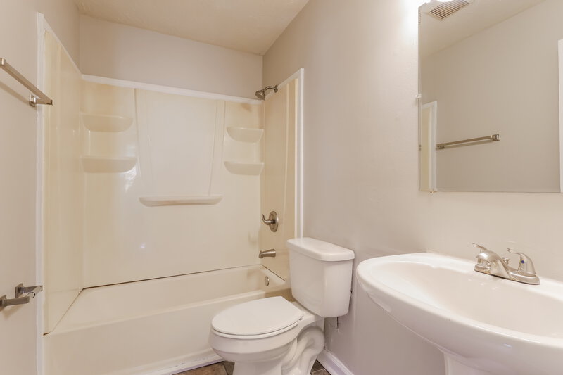1,895/Mo, 10512 Autumn Creek Pl Louisville, KY 40229 Main Bathroom View