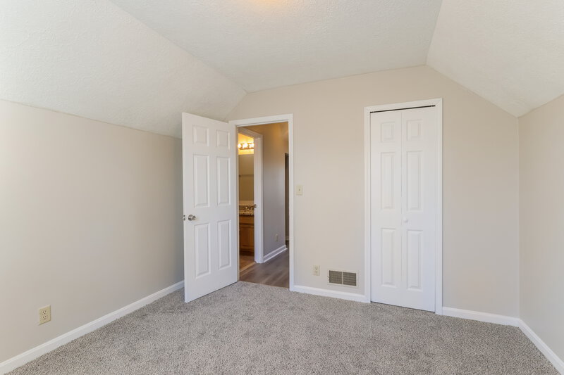 1,895/Mo, 10512 Autumn Creek Pl Louisville, KY 40229 Bedroom View 4