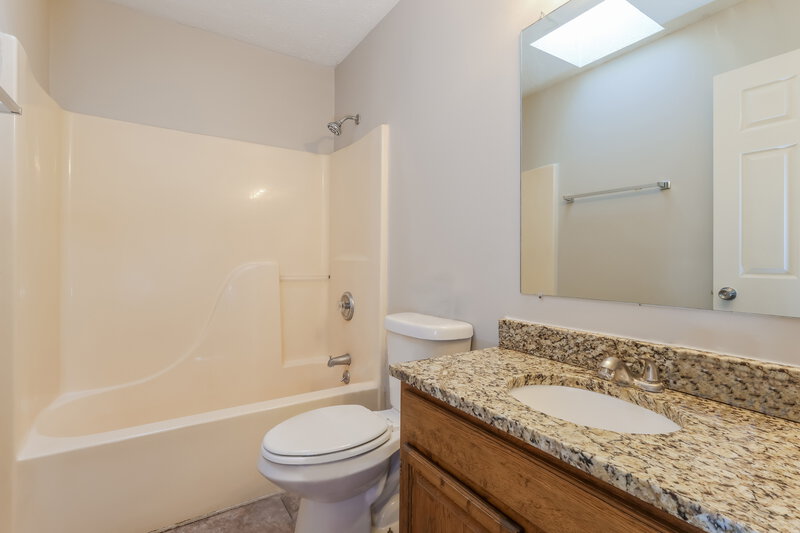 1,895/Mo, 10512 Autumn Creek Pl Louisville, KY 40229 Bathroom View