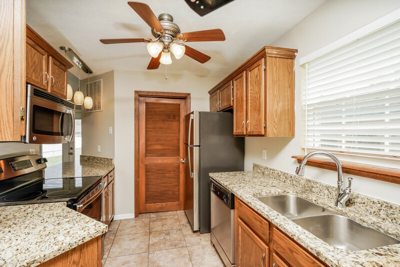 1,650/Mo, 11321 Garden Trace Dr Louisville, KY 40229 Kitchen View