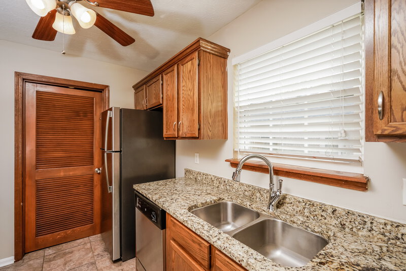 1,650/Mo, 11321 Garden Trace Dr Louisville, KY 40229 Kitchen View 2