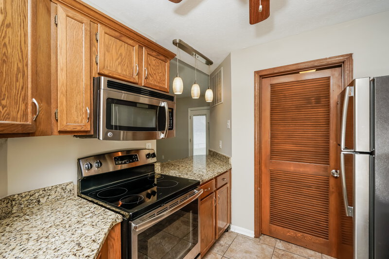 1,650/Mo, 11321 Garden Trace Dr Louisville, KY 40229 Kitchen View 3
