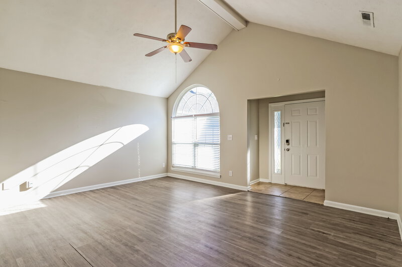 1,880/Mo, 11107 Meadow Chase Ct Louisville, KY 40229 Living Room View 3