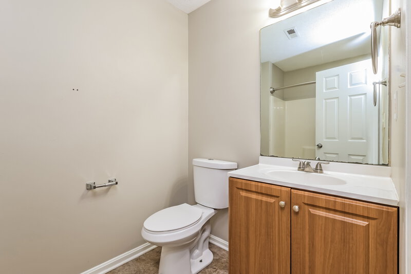 1,880/Mo, 11107 Meadow Chase Ct Louisville, KY 40229 Main Bathroom View