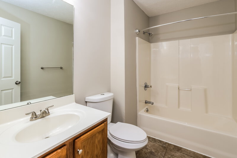 1,880/Mo, 11107 Meadow Chase Ct Louisville, KY 40229 Bathroom View