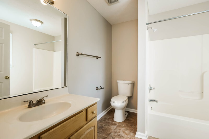1,675/Mo, 291 Agin Way Milton, KY 40045 Main Bathroom View