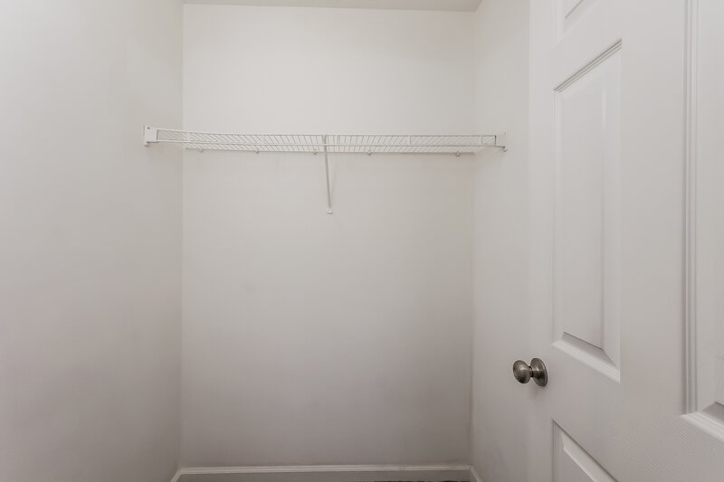 1,530/Mo, 1324 Forest Dr Louisville, KY 40219 Walk In Closet View