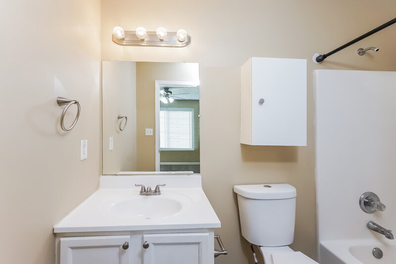 1,530/Mo, 1324 Forest Dr Louisville, KY 40219 Bathroom View
