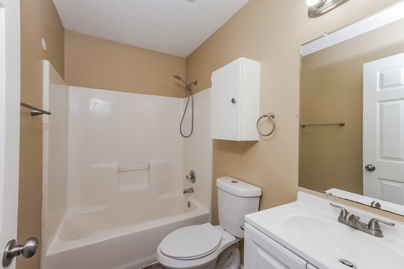 1,530/Mo, 1324 Forest Dr Louisville, KY 40219 Bathroom View 2