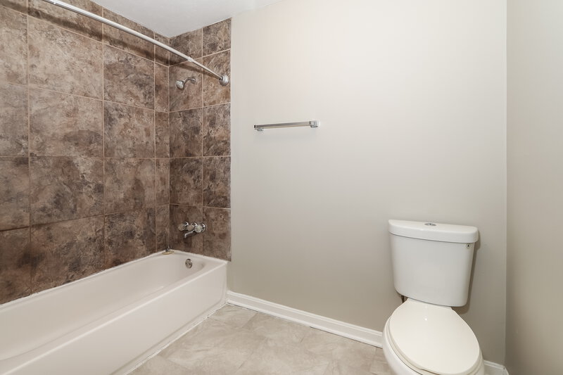 1,565/Mo, 4401 Titus Ct Louisville, KY 40218 Bathroom View