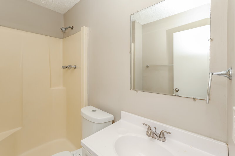 1,770/Mo, 7900 Rochelle Rd Louisville, KY 40228 Main Bathroom View