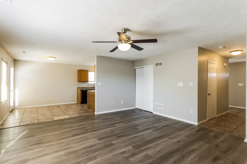 1,880/Mo, 6113 Maravian Dr Louisville, KY 40258 Family Room View 2