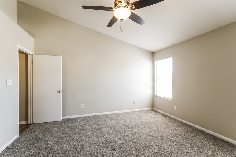 1,880/Mo, 6113 Maravian Dr Louisville, KY 40258 Main Bedroom View 2