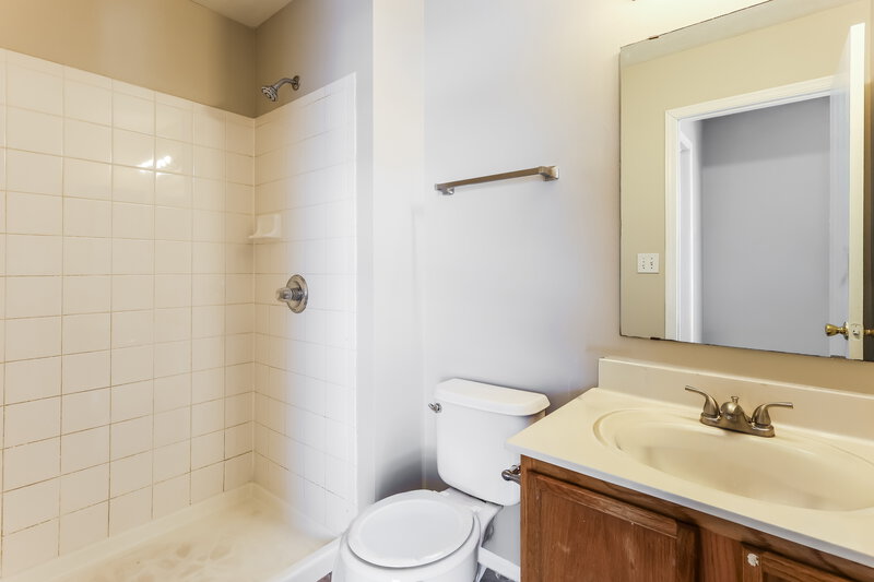 1,880/Mo, 6113 Maravian Dr Louisville, KY 40258 Main Bathroom View