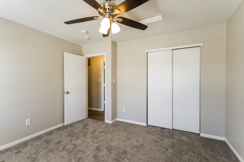 1,880/Mo, 6113 Maravian Dr Louisville, KY 40258 Bedroom View