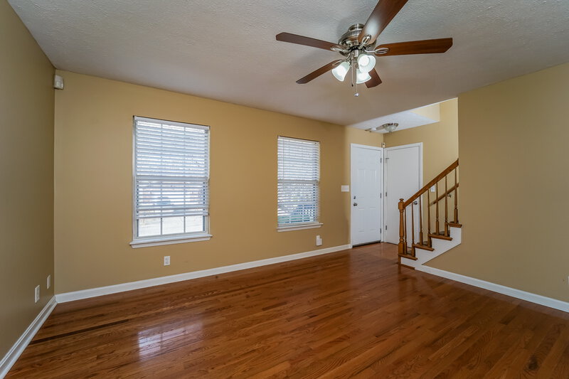 1,525/Mo, 10829 Dorton Dr Louisville, KY 40272 Living Room View