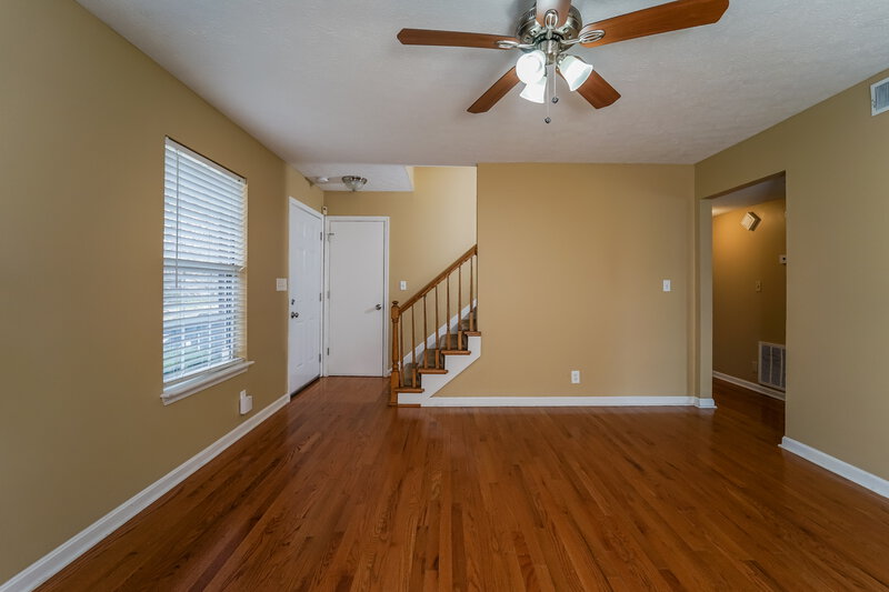 1,525/Mo, 10829 Dorton Dr Louisville, KY 40272 Living Room View 2
