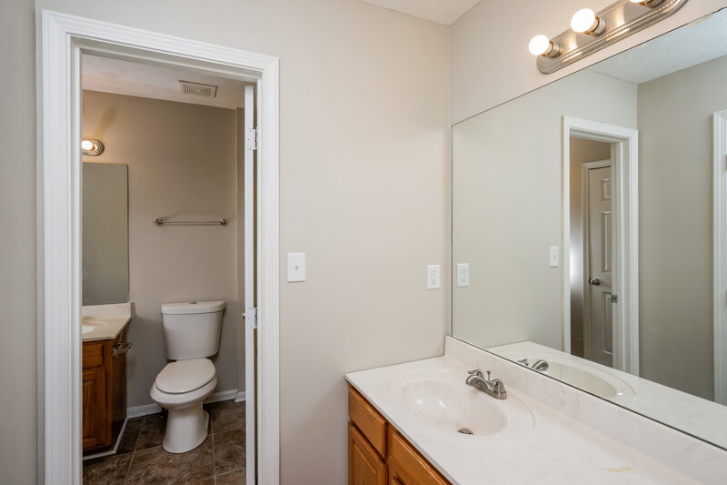 1,560/Mo, 1816 Jefferson Ave Louisville, KY 40242 Main Bathroom View