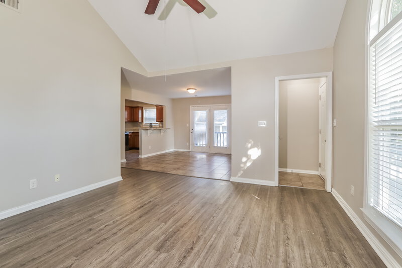 1,845/Mo, 1818 Jefferson Ave Louisville, KY 40242 Living Room View 2