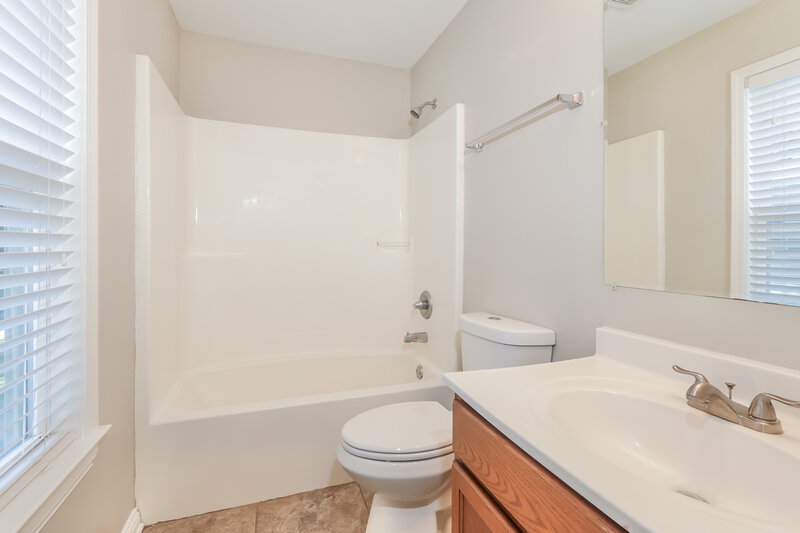 1,845/Mo, 1818 Jefferson Ave Louisville, KY 40242 Main Bathroom View