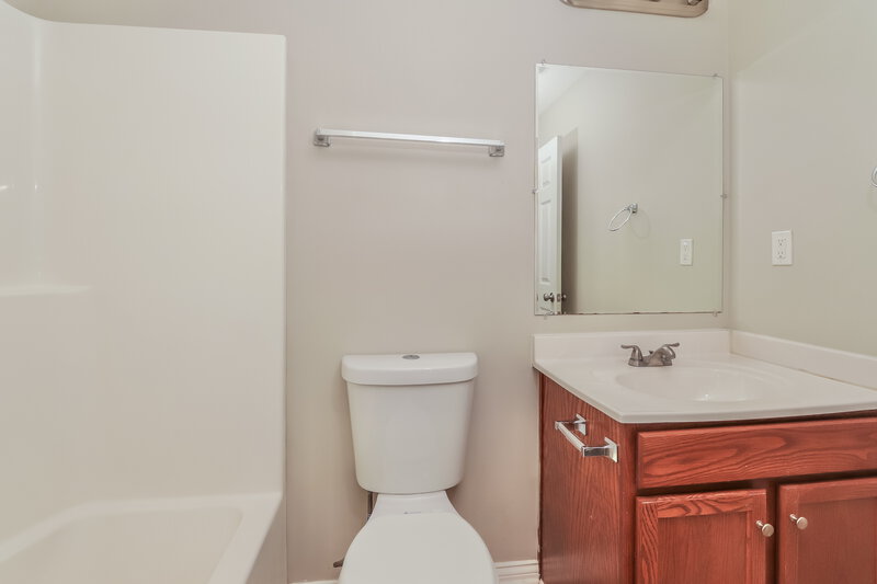 1,845/Mo, 1818 Jefferson Ave Louisville, KY 40242 Bathroom View