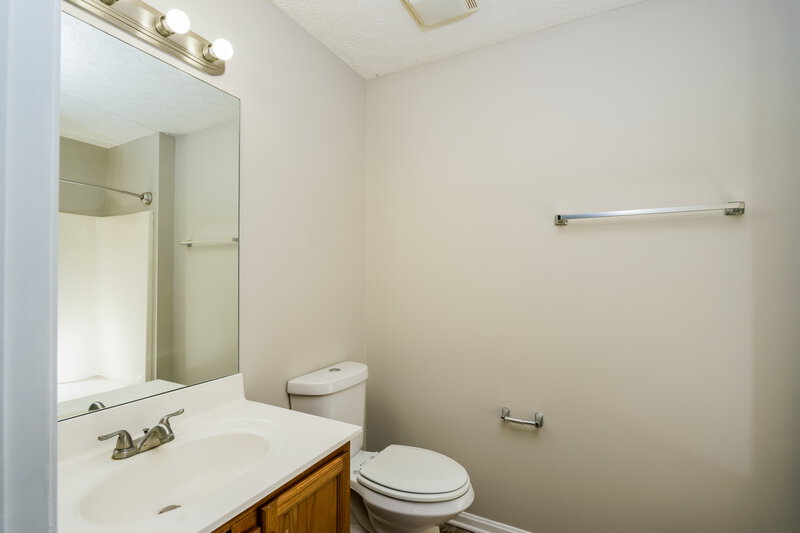 1,900/Mo, 1822 Jefferson Ave Louisville, KY 40242 Main Bathroom View