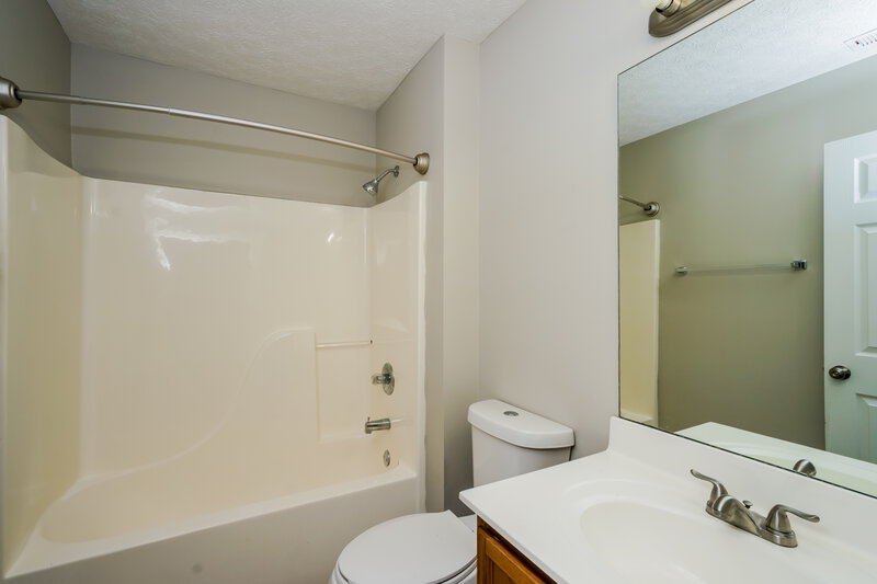 1,900/Mo, 1822 Jefferson Ave Louisville, KY 40242 Bathroom View