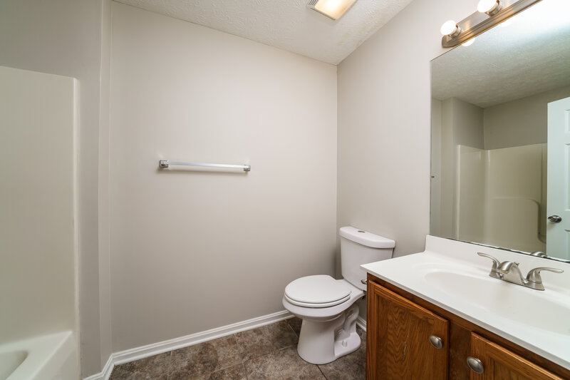 1,710/Mo, 11111 Meadow Chase Ct Louisville, KY 40229 Main Bathroom View